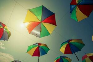 colorato ombrello strada decorazione con luce del sole. Vintage ▾ tono. foto