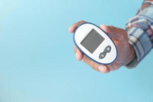 strumenti di misurazione del diabete su sfondo blu foto