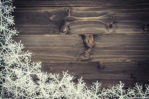 di legno Marrone Natale sfondo e bianca i fiocchi di neve con spazio. foto