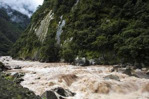 fiume urubamba in perù foto