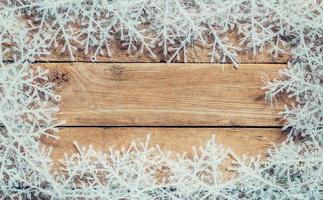 di legno Marrone Natale sfondo e bianca i fiocchi di neve con spazio. foto