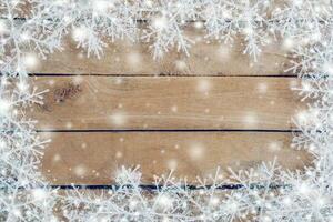 di legno Marrone Natale sfondo e neve bianca con fiocchi di neve, copia spazio. foto
