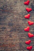 rosso cuore su legna sfondo con spazio per San Valentino giorno. foto