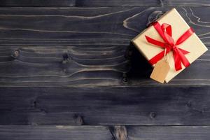 Marrone regalo scatola su rustico legna sfondo con spazio per testo. foto