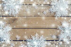 di legno Marrone Natale sfondo e neve bianca con fiocchi di neve, copia spazio. foto