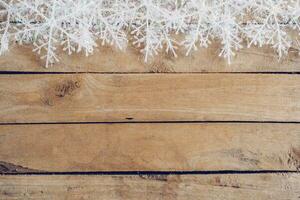 di legno Marrone Natale sfondo con i fiocchi di neve e Natale decorazione. foto