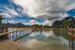 lungo esposizione legna ponte su no canzone fiume nel vang Vieng, Laos. foto