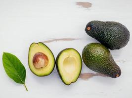 vista dall'alto di avocado interi e dimezzati foto