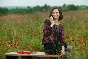 bellissimo donna o attività commerciale donna parlando su un' cellula Telefono fuori. all'aperto ritratto di un' bellissimo contento donna d'affari parlando su cellula Telefono. foto