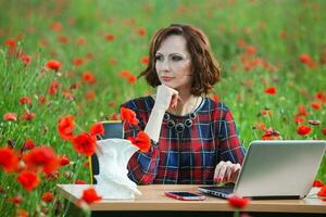 bellissimo donna o attività commerciale donna parlando su un' cellula Telefono fuori. all'aperto ritratto di un' bellissimo contento donna d'affari parlando su cellula Telefono. foto