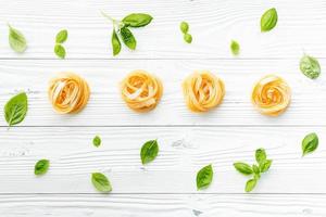 pasta fresca e basilico su uno sfondo bianco squallido foto