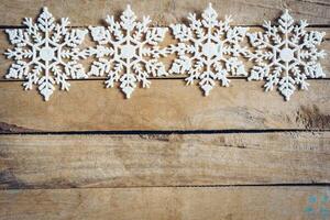 di legno Marrone Natale sfondo con i fiocchi di neve e Natale decorazione. foto