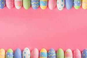 colorato Pasqua uova su rosa pastello colore sfondo con spazio. foto