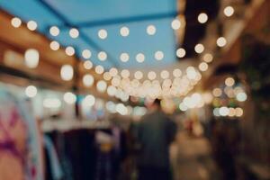 sfocato bacground a notte mercato Festival persone a piedi su strada. foto