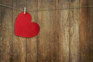 rosso cuore sospeso su legna sfondo e struttura verticale, Vintage ▾ tonica. foto