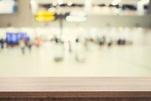 vuoto di legno tavolo per Prodotto posizionamento o montaggio e sfocato terminale Dipartimento a aeroporto sfondo. foto