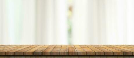 vuoto legna tavolo superiore su sfocatura bianca finestra sfondo. per Prodotto o Alimenti montaggio. foto