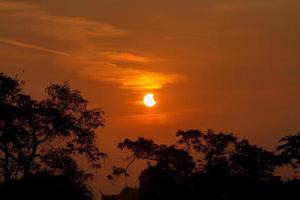 grande rosso sole era crescente su un' nebbioso inverno mattina. il atmosfera è caldo e romantico. esso è un' immagine visto su un' freddo e leggermente freddo giorno con un' molto romantico atmosfera. foto