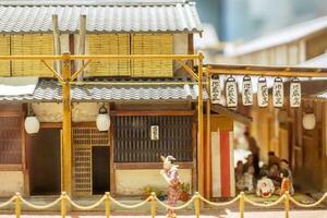 avvicinamento giapponese Casa nel miniatura Modelli di 1800 antico villaggio e uno famiglia sedersi e parlare nel loro casa. mostrare nel il osaka Museo di storia. osaka, Giappone. foto