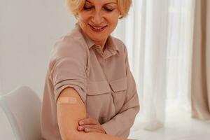 paziente con toppa su il braccio fatto il covid-19 vaccino foto