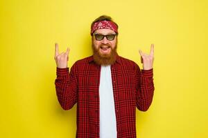 contento uomo con barba e bandana nel testa foto