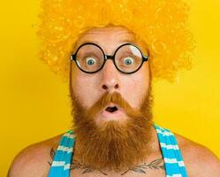 uomo con giallo barba, parrucca e bicchieri foto