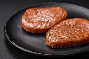 Due al forno fette di tonno filetto con spezie e erbe aromatiche foto