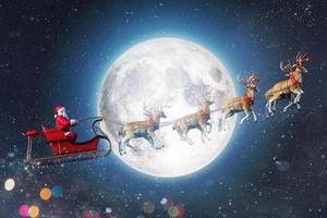 Santa Claus nel un' slitta pronto per consegnare regali con slitta foto