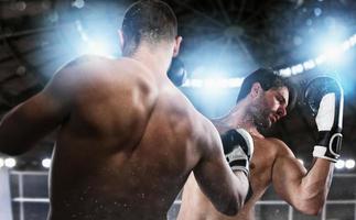 pugile nel un' boxe concorrenza battiti il suo avversario. foto