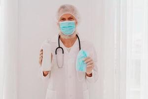 medico Spettacoli un' disinfettante gel e un' viso maschera per covid-19 virus foto