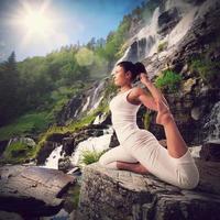 yoga nel un' naturale paesaggio foto