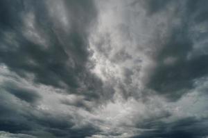 drammatico tuono tempesta nuvole a buio cielo foto