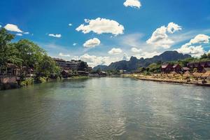 Visualizza per paesaggio a nam canzone nel vang Vieng, Laos. foto