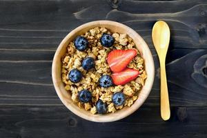 fatti in casa muesli e fresco frutti di bosco su legna tavolo con spazio. foto