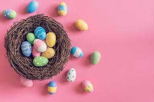 colorato Pasqua uova nel nido su rosa pastello colore sfondo con spazio. foto