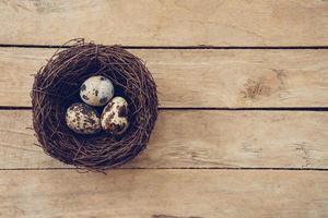 legna nido e Pasqua uova su di legno sfondo e struttura con copia spazio. foto