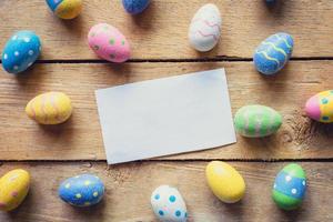 colorato Pasqua uovo e carta carta su legna sfondo con spazio. foto