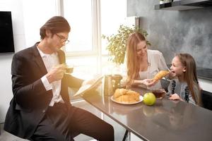 contento famiglia avere un' prima colazione a casa foto