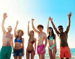 gruppo di amici avendo divertimento su il spiaggia foto