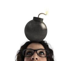 donna d'affari stordito di forte mal di testa con un' bomba al di sopra di il testa. isolato su bianca sfondo foto
