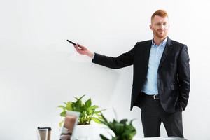 uomo d'affari nel ufficio spiegare qualcosa a un' formazione incontro foto