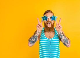 uomo con barba, tatuaggi e costume da bagno è pronto per il estate foto