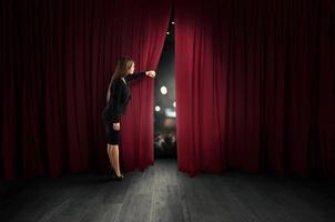 donna Aperto rosso le tende di il Teatro palcoscenico foto
