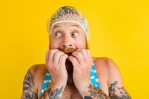 uomo con costume da bagno e capelli berretto per donne è pronto per il estate foto