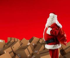 Santa Claus con un' lotto cartone per consegnare foto