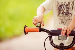 ragazzo con un' bicicletta su il strada foto