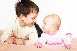 tenero ritratto di fratello e sorella. carino foto di bambini. ritratto di contento fratello e sorella