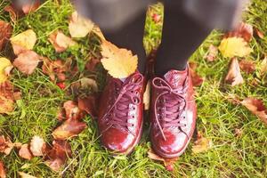 ragazza nel un' scarpa passeggiate nel il autunno parco foto