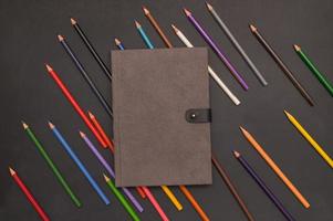 libro e matite colorate, torna al concetto di scuola e istruzione foto