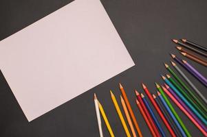 matite colorate e carta bianca foto